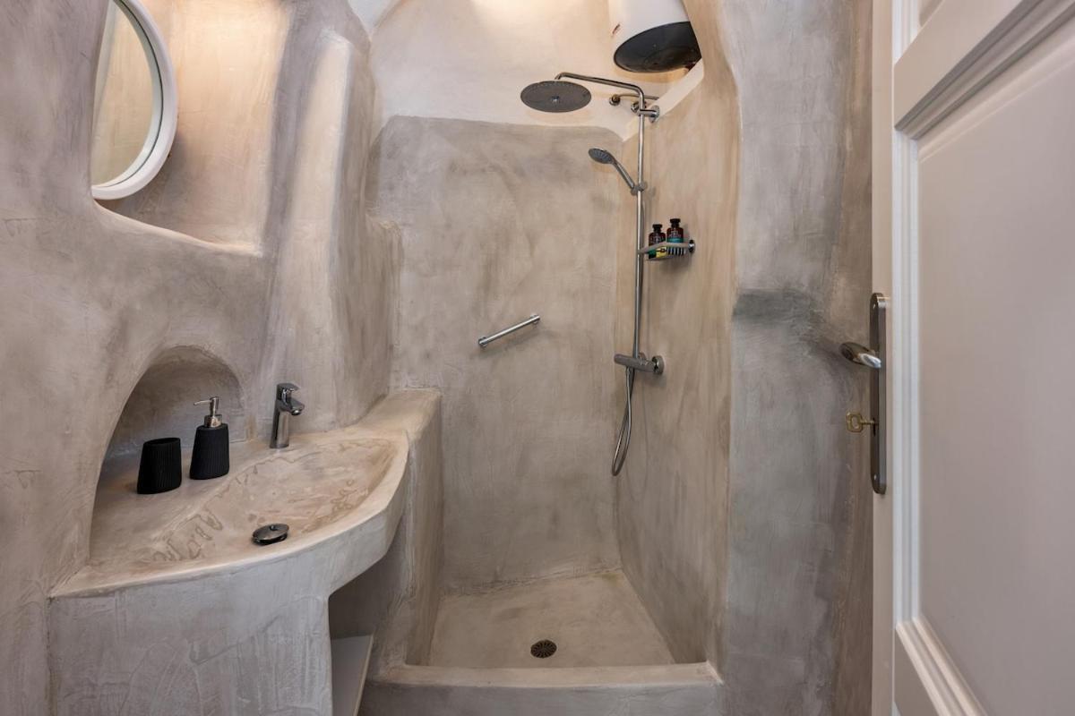 Gilbert'S Cave With Cave Jacuzzi Villa Megalochori  Exteriör bild