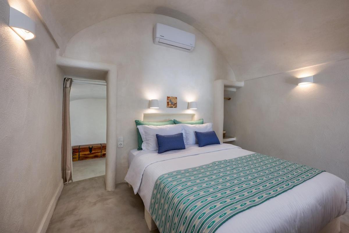 Gilbert'S Cave With Cave Jacuzzi Villa Megalochori  Exteriör bild