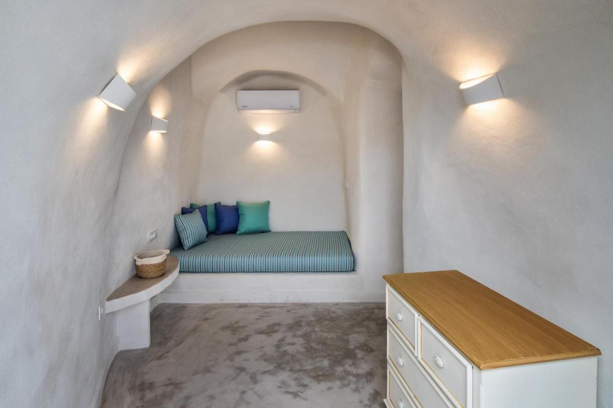 Gilbert'S Cave With Cave Jacuzzi Villa Megalochori  Exteriör bild